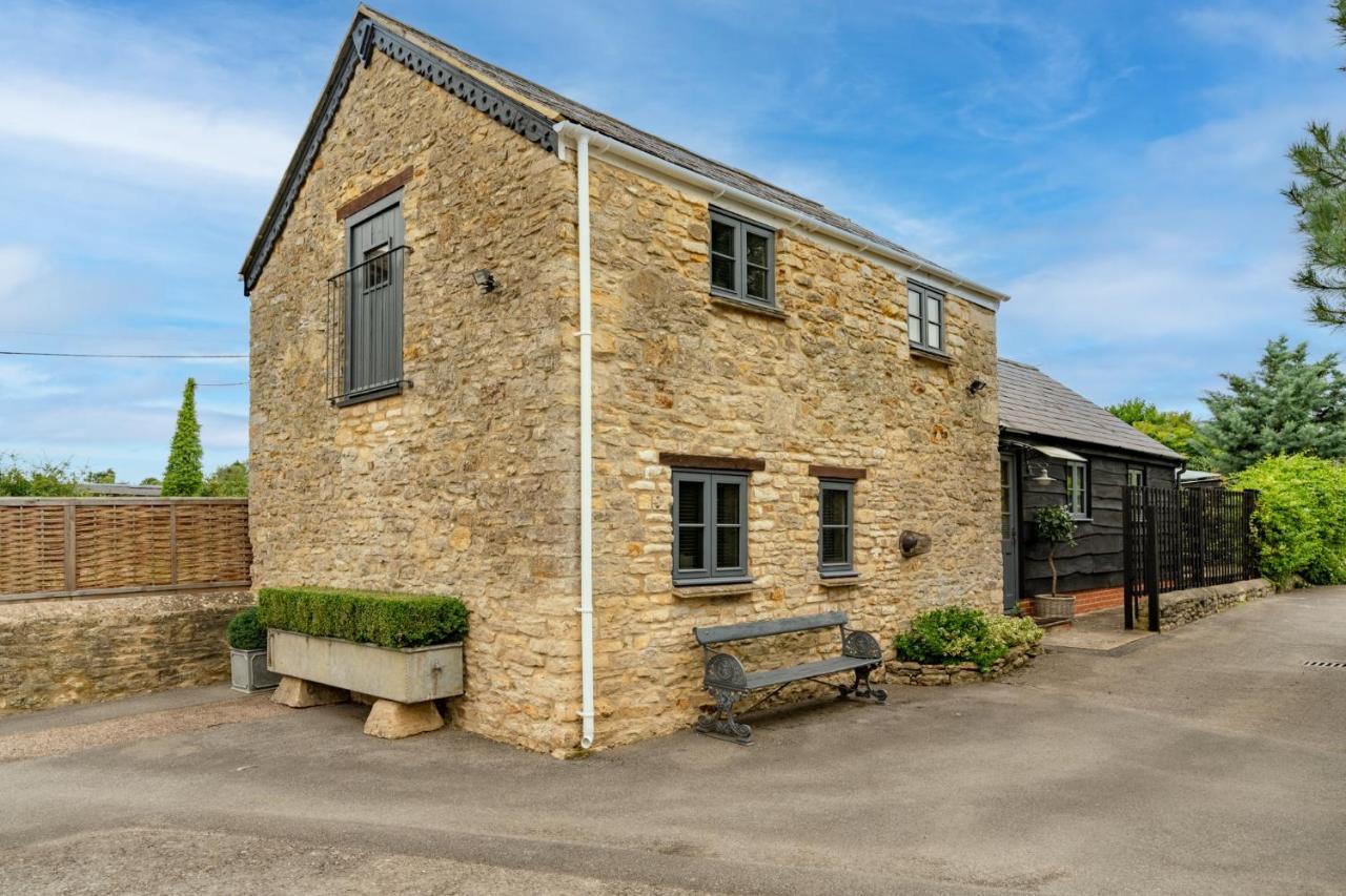 Buff Lodge Tackley Exterior photo