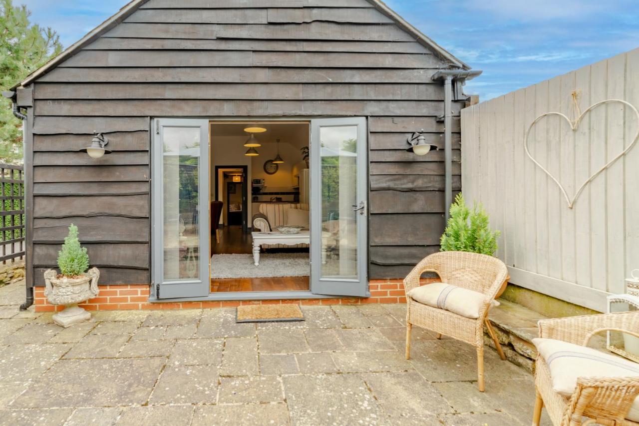 Buff Lodge Tackley Exterior photo